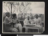 108. Karoline Bjørnson sammen med Dagny Sautreau, Julie Hegel og Oluffa Bagge på Aulestad, ca. 1918 - no-nb digifoto 20160715 00174 bldsa BB2286.jpg
