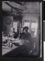 111. Karoline og Bjørnstjerne Bjørnson sittende ved middagsbordet, 1902 - no-nb digifoto 20160713 00164 bldsa BB0440.jpg