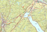 Kart som viser plassens beliggenhet, rundt 7,5 kilometer sørvest for Hokksund og 11,5 kilometer nordøst for Kongsberg.