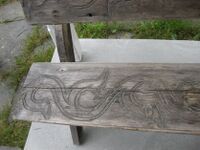 Dette er truleg karveskurd frå 1450-1550 åra etter det fagfolk meiner, og på ei planke som ber preg av å vere bruka om att fleire gonger. Men kor langt attende i tida er utgangspunktet? Spanande! Foto 2010. Olav Momrak-Haugan