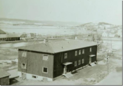 Kaserne 2 Sørumsbakken, Kjeller flyplass i bakgrunnen.