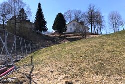 Kastelldalen går fra Vestre Strøm i Rælingen bratt opp til Gamle Strømsvei ved Kastellet i Strømmen.