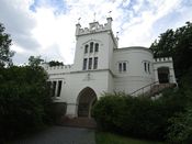 Kavalerbygningen (portbygningen) ved Oscarshall ligger ned mot sjøen. Foto: Stig Rune Pedersen