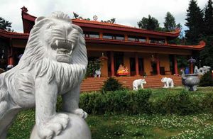 Khuong Viet tempel LL092.jpg