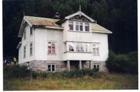 Kilegrend fyrste skulehus på Rønningen er bygd 1892. Nedlagd som skule 1915, flytta til garden Lomkilen og er bustadshus der i 2011.