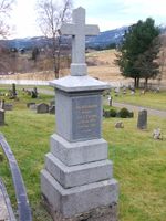 Lars Larsen Forseths grav på Klæbu kirkegård. Foto: Astrid Grendstad (2012)