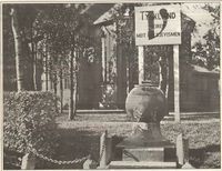 Under krigen sto minebøssen rett over gaten, i kirkeparken.