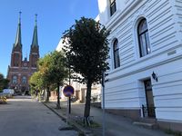 Motiv fra Kirkegata i Skien, med Skien kirke i bakgrunnen. Foto: Elin Olsen (2018)