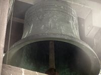 Kirkeklokke fra Dresden merket 1895 i støpul ved kapellet. Foto: Stig Rune Pedersen