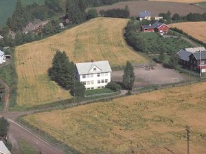 Kirkekretsen skole Veldre flyfoto.jpg