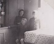 Bjørg, Aud og Leif inne på kjøkkenet. Foto: Ukjent, 1942.