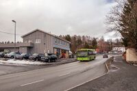 På hjørnet av Presteveien og Kirkeveien ligger det legendariske «samvirkelaget» som i dag bærer navnet Løkeberg COOP Marked. Foto: Leif-Harald Ruud (2019)