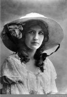 Kirsten Flagstad som Germaine i operetten Les cloches de Corneville (Cornevilles klokker) av Robert Planquettes på Nationaltheatret, rolledebut 12. september 1914. Dette rollebildet ble i speilvendt versjon brukt på den norske 100-kronerseddelen. Foto: Kirsten Flagstad Museum/Anno museum (1914).