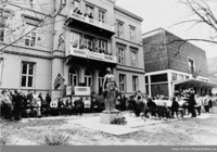 Avdukning 5. mai 1982 av skulptur av Kirsten Flagstad utenfor Norges musikkhøgskole i Wergelandsveien 21, fra 2008 plassert på Kirsten Flagstads plass. Foto: Kirsten Flagstad Museum/Anno museum