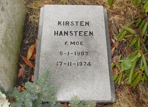 Kirsten Hansteen gravminne.jpg