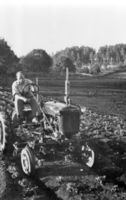 Den første traktoren på Kise forsøksgard (1949). Konrad Østvold kjører.