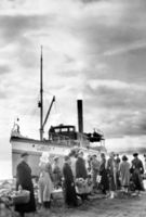 D/S Gjøvik ved Kisebrygga. Torvkoner som skal til Gjøvik?