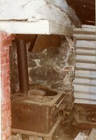 Kjøkkenet med grue og vedkomfyr i 1982.