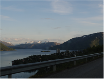 Kjøpsvik med Lappholmen og Hulløy i bakgrunnen. Foto Isak K. Hassel.png