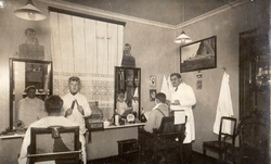 Den senere dirigenten Kjell Thon (1920-1951) var som 12-åring såpegutt hos Frisørmester Harvey i Suphammergården. Fotograf Oscar Pedersen, Lillestrøm.