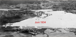Flyfoto Kjeller 1934. Flommen hindret ordinære flybevegelser.