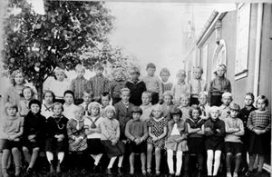 Kjeller småskole 1932 frk Elina 1-2 kl.jpg