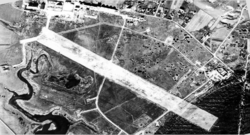 Kjeller vertikalfoto 1945 viser området hvor Jagerbataljonens hangar lå. Merk det store antall bombehull.