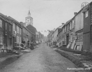 Kjerkgata sett nedenfra 1869 Foto Elen Schomragh.jpg