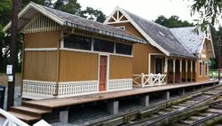 Kløften stasjonsanlegg fra 1854, fotografert på Jernbanemuseet i 2014. Privethuset nærmest. Foto: Steinar Bunæs