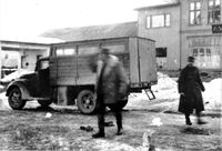 Klart for transport fra Raufoss torg av drept tysk soldat. Foto: Fotografert av tyske militære 1944. Repro: Mjøsmuseet