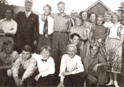 Klasse 7 C 1952 Sagdalen skole. Første rekke fra venstre: Åge Larsen “Kilroy”, Trygve Foss (Karlsen), (Finn) Åsmund Johnsbråten, Per Hoel, Kjell Jacobsen, Finn Akselsen. Bakre rekke: Kjell Karlsen, Bjørn Midthus, Bjørn Viborg, Tore Haug, Poul Kristensen (klasseforstander), Kari Johansen, fru Kristensen, Karin Westerlund (Næss), Aud Ilhagen, Aud Bergersen, Liv Lundberg. Foto Truls Nilsen som også gikk i klassen.