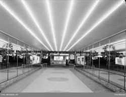 Inngangspartiet og foajéen på Klingenberg kino fra 1938, billettluker på hver side og Freiakiosken midt imot. Foto: Leif Ørnelund/Oslo Museum (1952).