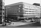 Klingenberg kino, Olav Vs gate 4 med Fridtjof Nansens plass 3 (1938), arkitekter Munthe-Kaas og Blakstad. Foto: Wilhelm Råger/Oslo Museum (1966).