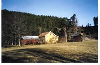 Klokkargarden er bygd 1777. Nedlagd som skule 1869 og er i 2011 privat gardsbygning.