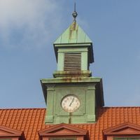 46. Klokketårn Østensjø skole Oslo 2012.jpg