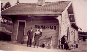 Knapstad stasjon- reisende 1915.jpg