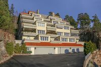 Terrassehus i Knud Øyens vei, med atkomst fra Ljabruveien. Foto: Leif-Harald Ruud (2021).