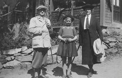 Ole og Martha med datteren Kari, ved Knudsrødhytta, turisthytte i nærheten av Horten, i 1939. Denne hytta brant senere ned til grunnen. Foto: Ukjent