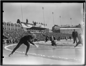 Knut Johannesen går skøyteløp på Bislett 1956. Nasjonalbiblioteket 01.01.1956.PNG