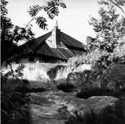 Knutsens hytte i Portør, tilpasset terrenget, oppført 1949. Foto: Talette Rørvik Simonsen/Nasjonalmuseet (1949-1951).