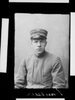 Knutsen i A/S Holmenkolbanens uniform. Foto: Narve Skarpmoen (omkr. 1900–1930).