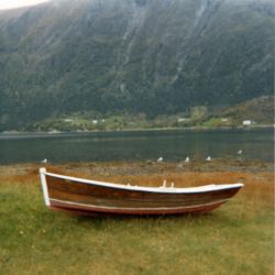 Ei kokse bygd av Jakob Halsnes frå Halsnesset under Hals på Tustna. Biletet er teke nedmed fjøra nedom Dalan under Hals på Tustna på Nordmøre. Vi ser Innerberg på andre sida av sundet. Foto: Olve Utne