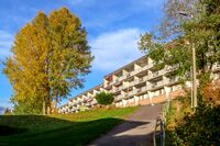 Terrengtilpassede boligblokker på Nordre Skrenten øst for Kolbotn sentrum. Foto: Leif-Harald Ruud (2020)