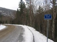 Kommunegrensa mellom Nore og Uvdal og Rollag langs fylkesvei 109. Foto: Stig Rune Pedersen