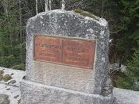 Eldre kommunegrensestein mellom Rollag herred og Flesberg herred langs fylkesvei 40. Foto: Stig Rune Pedersen