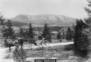 Kommunelege Hj Kierulf ca 1890 på Askerbørskogen.jpg