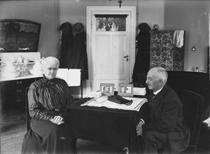 Komponist Sinding og frue - no-nb digifoto 20160122 00025 NB NS 000292W.jpg