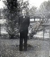 Konfirmant Bård høsten 1949. Eplehagen i bakgrunnen.