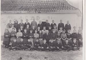 Konfirmanter utenfor Haug kirke i 1910 (oeb-181246).jpg