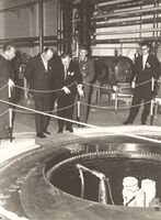 Kong Olav inspiserer Halden-reaktoren 1959.